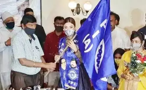 रामदास आठवले की पार्टी में शामिल हुईं एक्ट्रेस पायल घोष रामदास आठवले की पार्टी में शामिल हुईं एक्ट्रेस पायल घोष