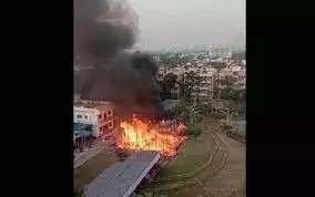 कोलकाता में दुर्गा पंडाल में आग के कारण मूर्ति और शामियाना जला कोलकाता में दुर्गा पंडाल में आग के कारण मूर्ति और शामियाना जला