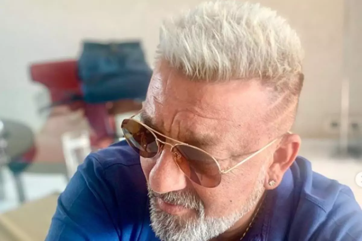 कैंसर को हराने के बाद नए लुक में दिखे संजय दत्त कैंसर को हराने के बाद नए लुक में दिखे संजय दत्त