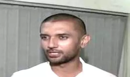 नीतीश कुआं तो तेजस्वी खाई, लोजपा-भाजपा सरकार बनाई के नए नारे के साथ आए चिराग नीतीश कुआं तो तेजस्वी खाई, लोजपा-भाजपा सरकार बनाई के नए नारे के साथ आए चिराग