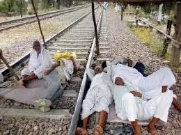 गुर्जर आंदोलन: गोल्डन टेपल समेत कई ट्रेनों को किया गया डायवर्ट गुर्जर आंदोलन: गोल्डन टेपल समेत कई ट्रेनों को किया गया डायवर्ट