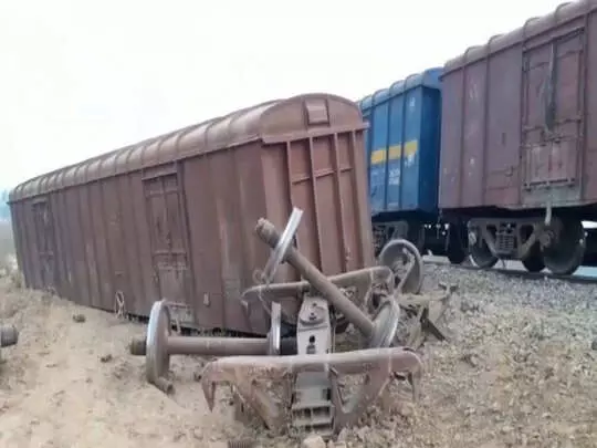 मालगाड़ी की सात बोगियां पलटी, 20 पटरी से उतरी, यातायात बाधित मालगाड़ी की सात बोगियां पलटी, 20 पटरी से उतरी, यातायात बाधित