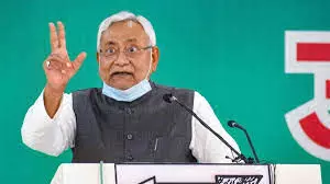 रैली में नीतीश पर उछाला पत्थर, फेंकने वाले को नितीश ने ही छुडवाया रैली में नीतीश पर उछाला पत्थर, फेंकने वाले को नितीश ने ही छुडवाया