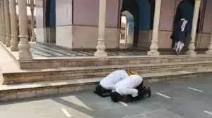 नंदबाबा मंदिर में नमाज के मामले ने तूल पकडा, प्रदर्शन व नारेबाजी नंदबाबा मंदिर में नमाज के मामले ने तूल पकडा, प्रदर्शन व नारेबाजी