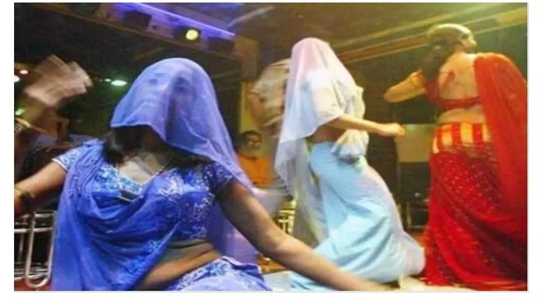 ड्यूटी के दौरान लड़की के साथ डांसऔर नोट लुटाने पर लेखपाल सस्पेंड ड्यूटी के दौरान लड़की के साथ डांसऔर नोट लुटाने पर लेखपाल सस्पेंड