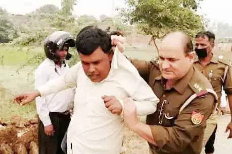 पराली जलाने पर किसान को काॅलर पकड़कर खींचते इंस्पेक्टर को लेकर रोष पराली जलाने पर किसान को काॅलर पकड़कर खींचते इंस्पेक्टर को लेकर रोष