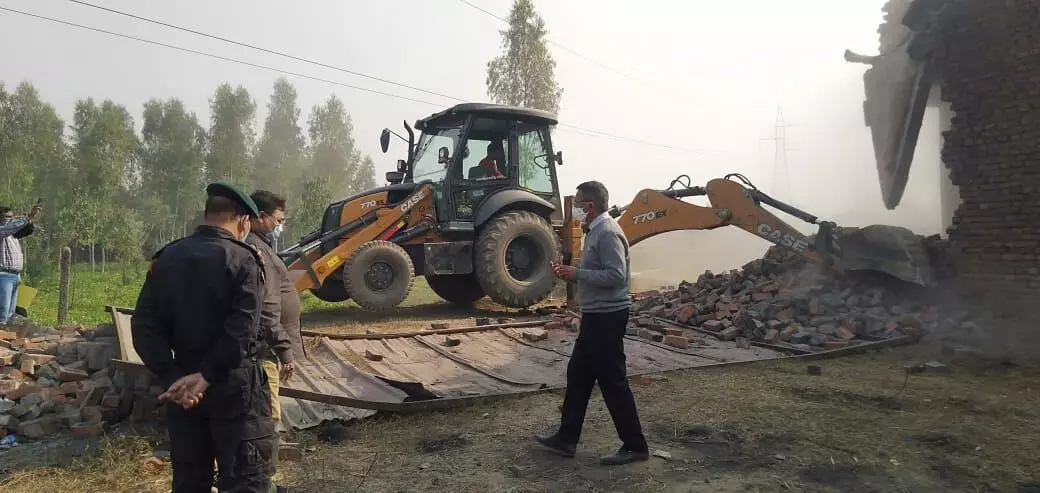 समाधान दिवस में की गयी चकरोड़ पर अतिक्रमण की शिकायत के निस्तारण के अंतर्गत फैक्ट्री का अतिक्रमित हिस्सा किया गया ध्वस्त समाधान दिवस में की गयी चकरोड़ पर अतिक्रमण की शिकायत के निस्तारण के अंतर्गत फैक्ट्री का अतिक्रमित हिस्सा किया गया ध्वस्त