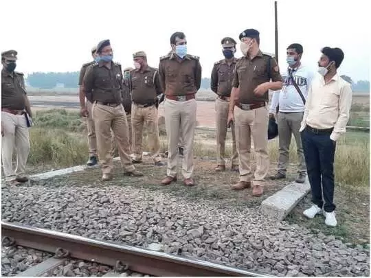 रेलवे लाइन के किनारे मिला पत्रकार का शव, महिला दरोगा पर आरोप रेलवे लाइन के किनारे मिला पत्रकार का शव, महिला दरोगा पर आरोप