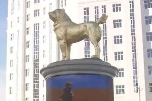 इस राष्ट्रपति ने चौराहे पर लगवाई अपने कुत्ते की सोने की मूर्ति