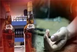 सरकारी ठेके से खरीदी जहरीली शराब पीने से 3 लोगों की मौत सरकारी ठेके से खरीदी जहरीली शराब पीने से 3 लोगों की मौत
