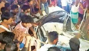 संतकबीरनगर में कार-कंटेनर की टक्कर में दो भाइयों समेत पांच मरे संतकबीरनगर में कार-कंटेनर की टक्कर में दो भाइयों समेत पांच मरे