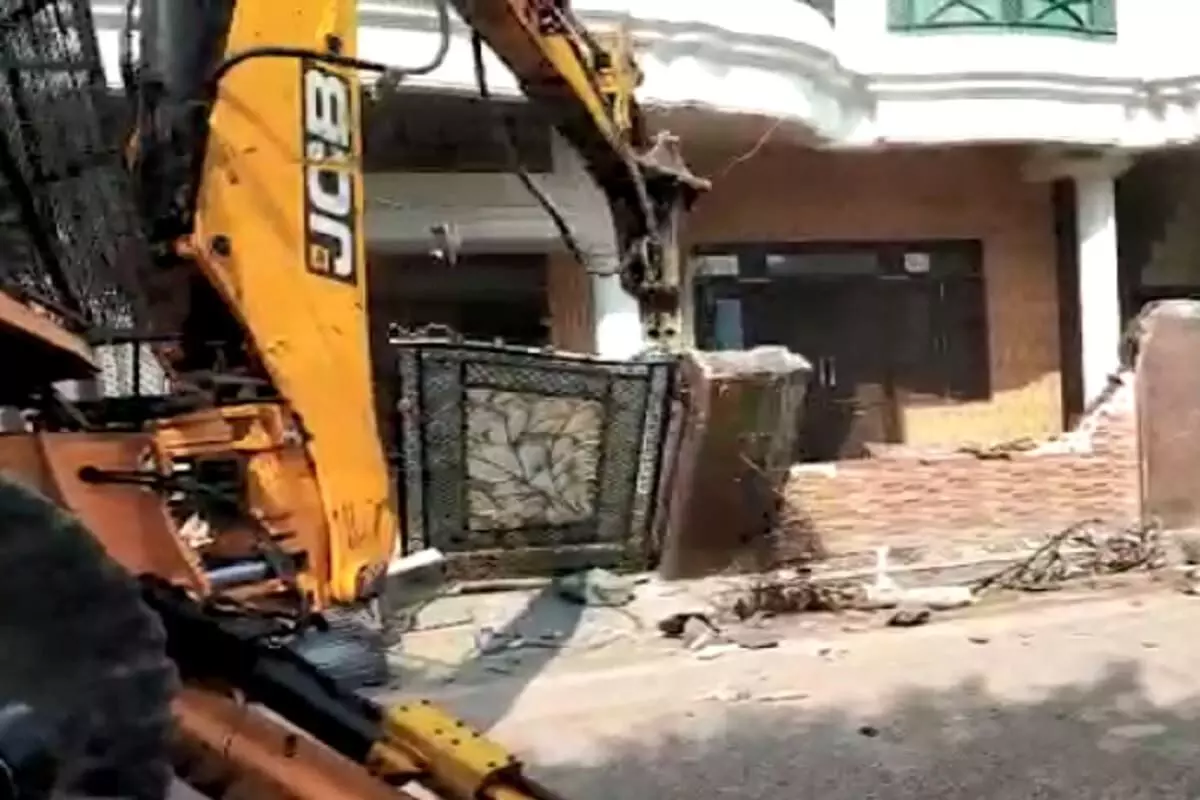 अतीक के फरार साढ़ू के करोडों के मकान पर बुलडोजर चला अतीक के फरार साढ़ू के करोडों के मकान पर बुलडोजर चला