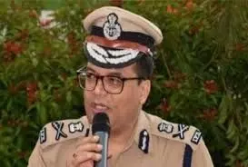 जहरीली शराब कांड पर हटाए गए पुलिस कमिश्नर सुजीत पांडेय, डीके ठाकुर ने संभाला चार्ज जहरीली शराब कांड पर हटाए गए पुलिस कमिश्नर सुजीत पांडेय, डीके ठाकुर ने संभाला चार्ज