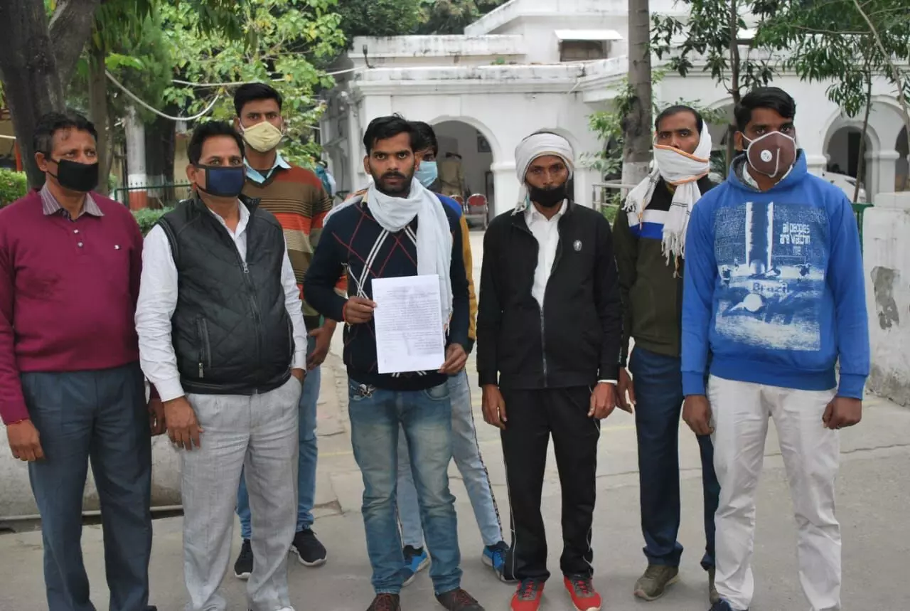 टैम्पू चालकों ने की अवैध ई रिक्शा संचालन रोकने की मांग टैम्पू चालकों ने की अवैध ई रिक्शा संचालन रोकने की मांग