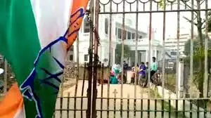 कांग्रेस के प्रदेश कार्यालय का बिजली-पानी कनेक्शन काटने पर पर ताला लगाकर दिया धरना कांग्रेस के प्रदेश कार्यालय का बिजली-पानी कनेक्शन काटने पर पर ताला लगाकर दिया धरना