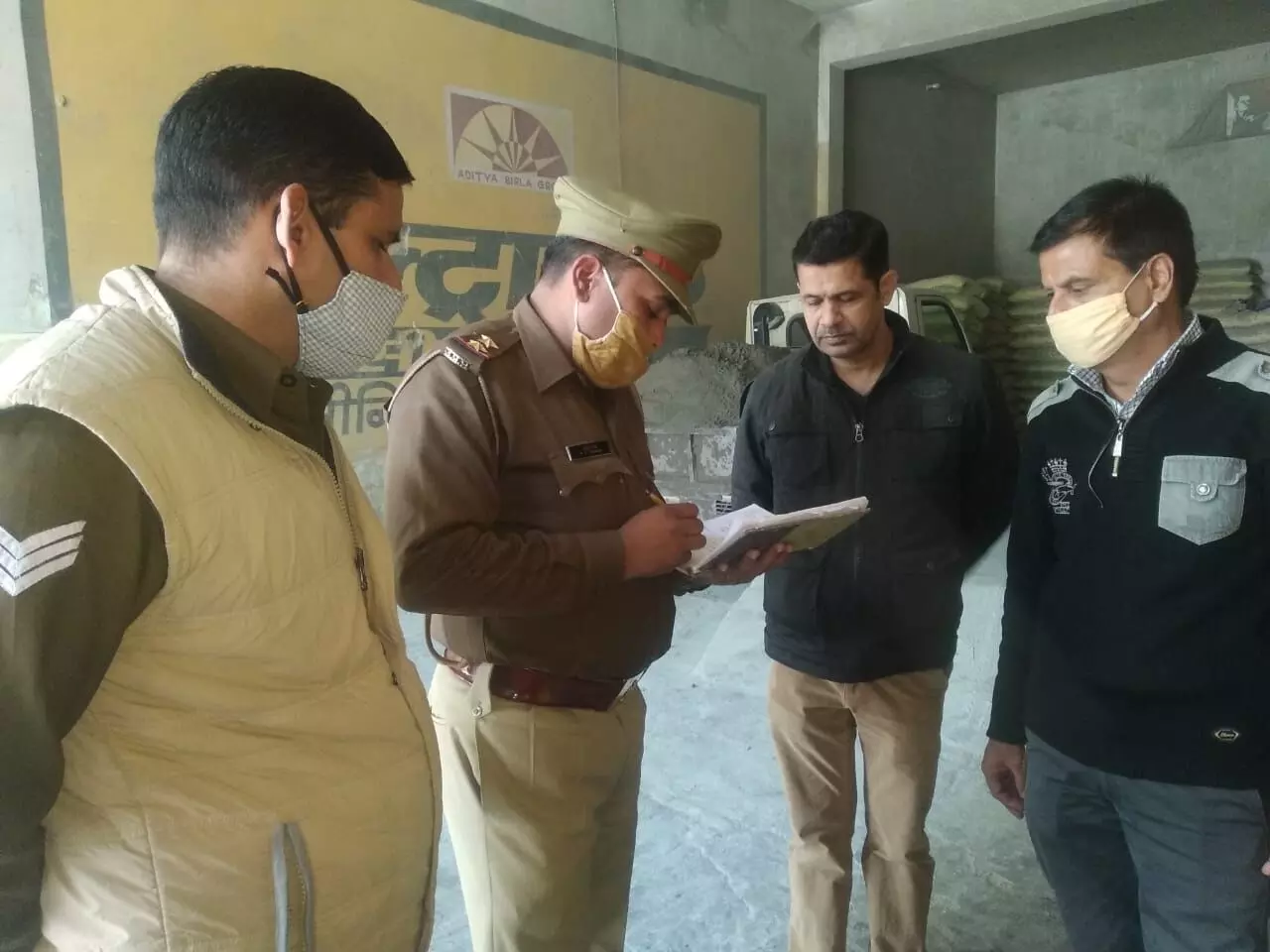 आइसक्रीम पार्लर-सीमेंट एजेंसी में चोरों का धावा आइसक्रीम पार्लर-सीमेंट एजेंसी में चोरों का धावा
