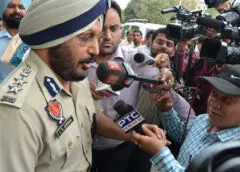 किसानों के समर्थन में उतरे डीआईजी लखविंदर सिंह जाखड़, पंजाब सरकार को भेजा इस्तीफा किसानों के समर्थन में उतरे डीआईजी लखविंदर सिंह जाखड़, पंजाब सरकार को भेजा इस्तीफा