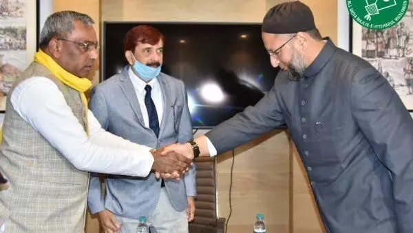 यूपी में ओवैसी ने मिलाया ओम प्रकाश राजभर से हाथ यूपी में ओवैसी ने मिलाया ओम प्रकाश राजभर से हाथ