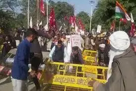 किसानों ने यूपी गेट पर ट्रैक्टर से बैरिकेडिंग हटाई किसानों ने यूपी गेट पर ट्रैक्टर से बैरिकेडिंग हटाई