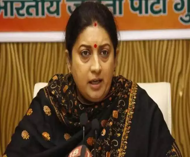 किसानों के बीच पहुंच रहीं स्मृति ईरानी किसानों के बीच पहुंच रहीं स्मृति ईरानी