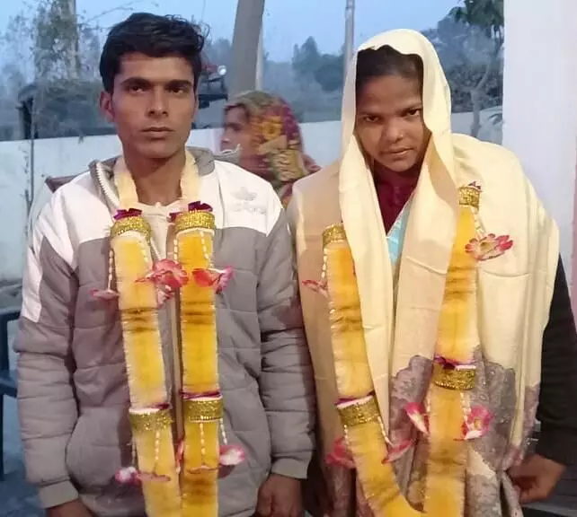 पुलिस चौकी पर परवान चढ़ा प्यार.....प्रेमी युगल की मुहब्बत को मिली मंजिल, दरोगा और प्रधान ने परिजनों को मनाकर कराया प्रेम विवाह पुलिस चौकी पर परवान चढ़ा प्यार.....प्रेमी युगल की मुहब्बत को मिली मंजिल, दरोगा और प्रधान ने परिजनों को मनाकर कराया प्रेम विवाह