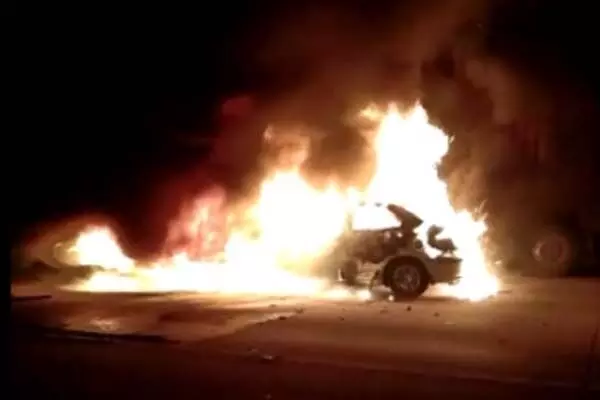 कंटेनर से टकराकर आग का गोला बनी कार, पांच लोग जिंदा जले कंटेनर से टकराकर आग का गोला बनी कार, पांच लोग जिंदा जले