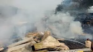 नोएडा में भीषण आग से फर्नीचर बाजार जला नोएडा में भीषण आग से फर्नीचर बाजार जला