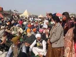 किसानों का समर्थन करने सिंघु बाॅर्डर पहुंचे 5 टीएमसी सांसद किसानों का समर्थन करने सिंघु बाॅर्डर पहुंचे 5 टीएमसी सांसद