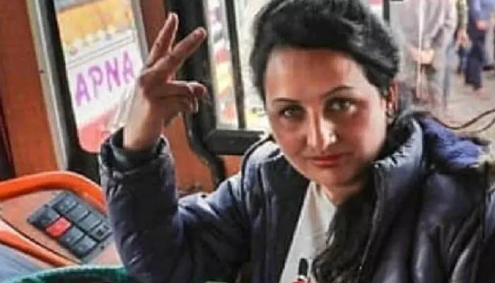 जम्मू-कश्मीर को पूजा देवी के रूप में मिली पहली महिला बस ड्राइवर