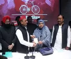 शायर मुनव्वर राणा की बेटी सुमैया राणा समाजवादी पार्टी में शामिल शायर मुनव्वर राणा की बेटी सुमैया राणा समाजवादी पार्टी में शामिल