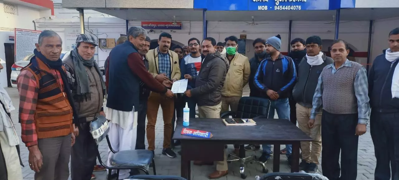 ब्राह्मण समाज ने राकेश टिकैत के खिलाफ किया प्रदर्शन ब्राह्मण समाज ने राकेश टिकैत के खिलाफ किया प्रदर्शन