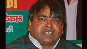 गायत्री प्रजापति के कार्यालय पर छापे मेें 11 लाख के पुराने नोट और करोडों की संपत्तियों के दस्तावेज भी मिले गायत्री प्रजापति के कार्यालय पर छापे मेें 11 लाख के पुराने नोट और करोडों की संपत्तियों के दस्तावेज भी मिले
