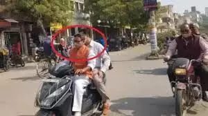 बिना हैलमेट स्कूटी चलाकर फंस गए मंत्री जी बिना हैलमेट स्कूटी चलाकर फंस गए मंत्री जी