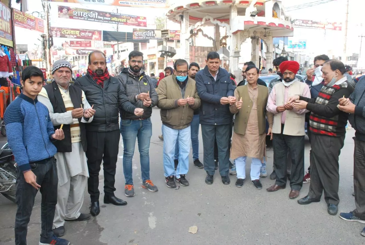 मुरादनगर श्मशान घाट दुर्घटना में व्यापारियों ने दी मृतको को श्रद्धांजलि मुरादनगर श्मशान घाट दुर्घटना में व्यापारियों ने दी मृतको को श्रद्धांजलि