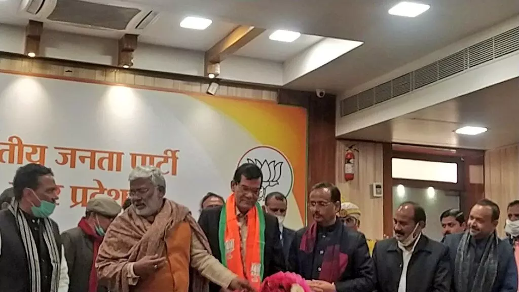 भाजपा में शामिल हुए एके शर्मा भाजपा में शामिल हुए एके शर्मा