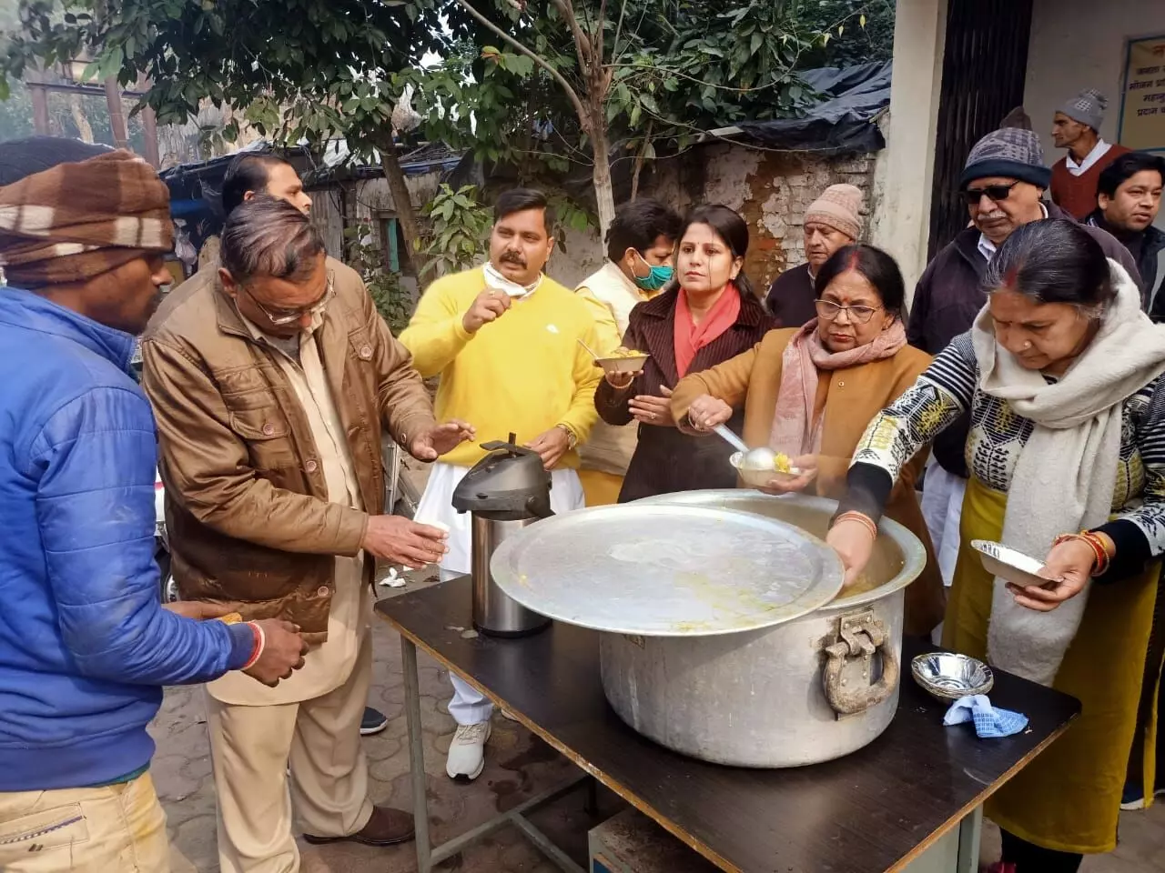 चेयरमैन अंजू अग्रवाल ने बांटा खिचडी प्रसाद