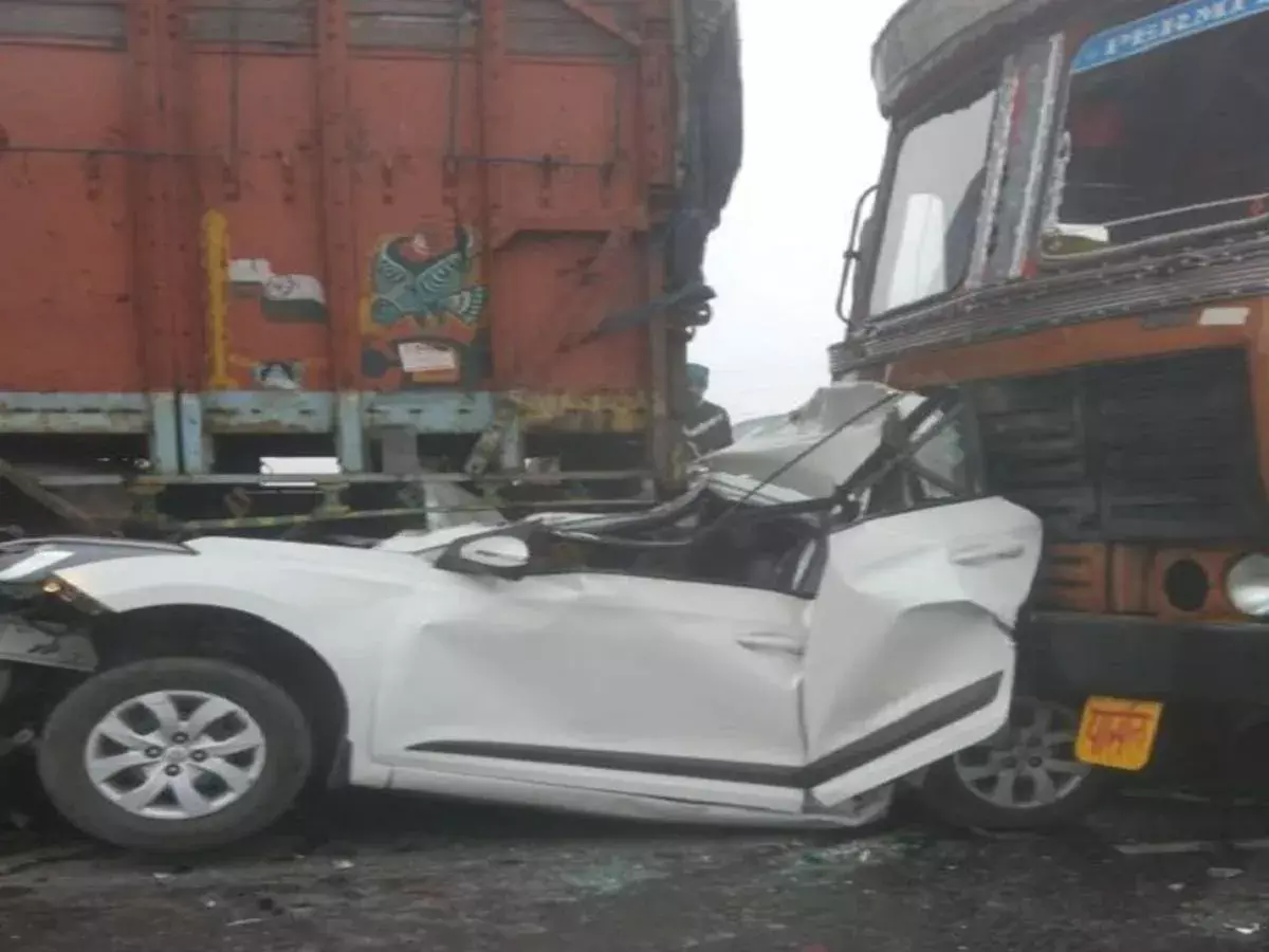 गाजियाबाद के पास कोहरे की वजह से 25 वाहन टकराए, एक की मौत गाजियाबाद के पास कोहरे की वजह से 25 वाहन टकराए, एक की मौत