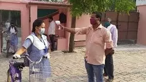 दिल्ली में 10 महीने बाद खुले स्कूल तो दिखी रौनक दिल्ली में 10 महीने बाद खुले स्कूल तो दिखी रौनक