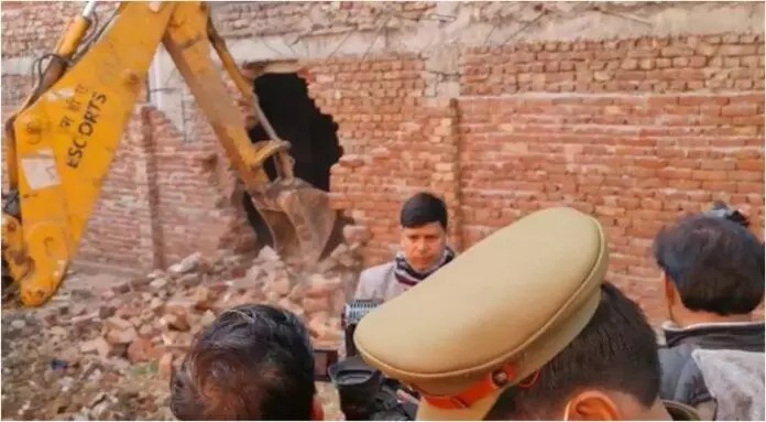 कडी सुरक्षा के बीच बद्दो की कोठी पर चली जेसीबी कडी सुरक्षा के बीच बद्दो की कोठी पर चली जेसीबी
