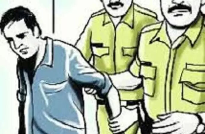 शराब माफिया से तीन लाख वसूली पर आबकारी इंस्पेक्टर व दो सिपाही गिरफ्तार शराब माफिया से तीन लाख वसूली पर आबकारी इंस्पेक्टर व दो सिपाही गिरफ्तार