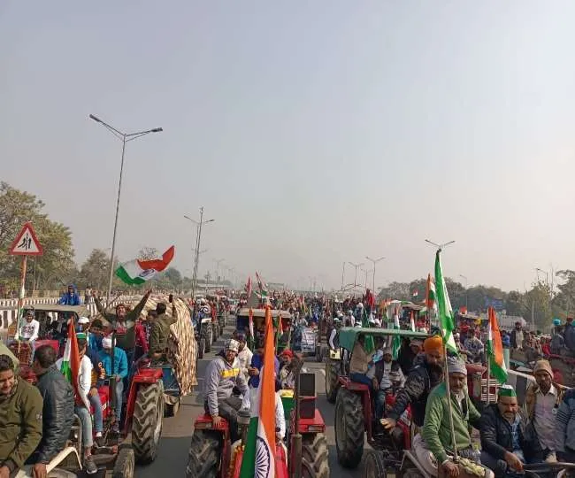 लालकिले की ओर बढते किसानों व पुलिस के बीच भिड़ंत: पथराव, लाठीचार्ज व आंसू गैस लालकिले की ओर बढते किसानों व पुलिस के बीच भिड़ंत: पथराव, लाठीचार्ज व आंसू गैस