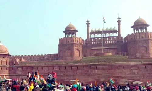 लालकिले की ओर बढते किसानों व पुलिस के बीच भिड़ंत: पथराव, लाठीचार्ज व आंसू गैस लालकिले की ओर बढते किसानों व पुलिस के बीच भिड़ंत: पथराव, लाठीचार्ज व आंसू गैस
