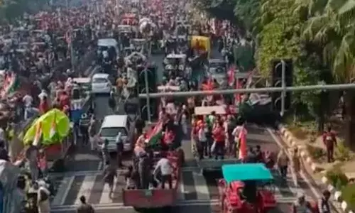लालकिले की ओर बढते किसानों व पुलिस के बीच भिड़ंत: पथराव, लाठीचार्ज व आंसू गैस लालकिले की ओर बढते किसानों व पुलिस के बीच भिड़ंत: पथराव, लाठीचार्ज व आंसू गैस