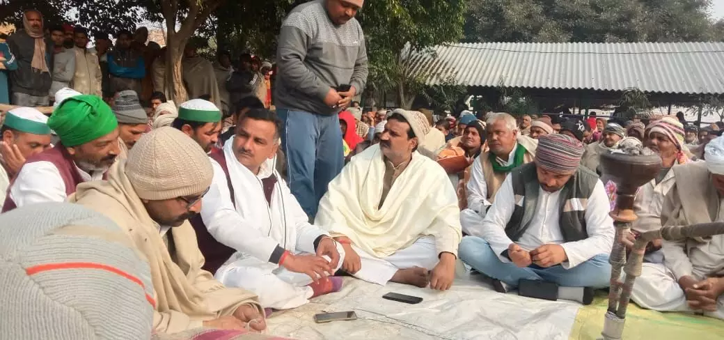 गाजीपुर बार्डर पर बढ़ा तनाव, सिसौली में भाकियू की महापंचायत गाजीपुर बार्डर पर बढ़ा तनाव, सिसौली में भाकियू की महापंचायत
