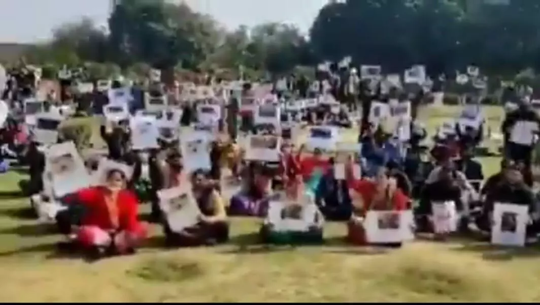 ट्रैक्टर रैली के दौरान हमले में घायल जवानों के परिजनों ने किया प्रदर्शन ट्रैक्टर रैली के दौरान हमले में घायल जवानों के परिजनों ने किया प्रदर्शन