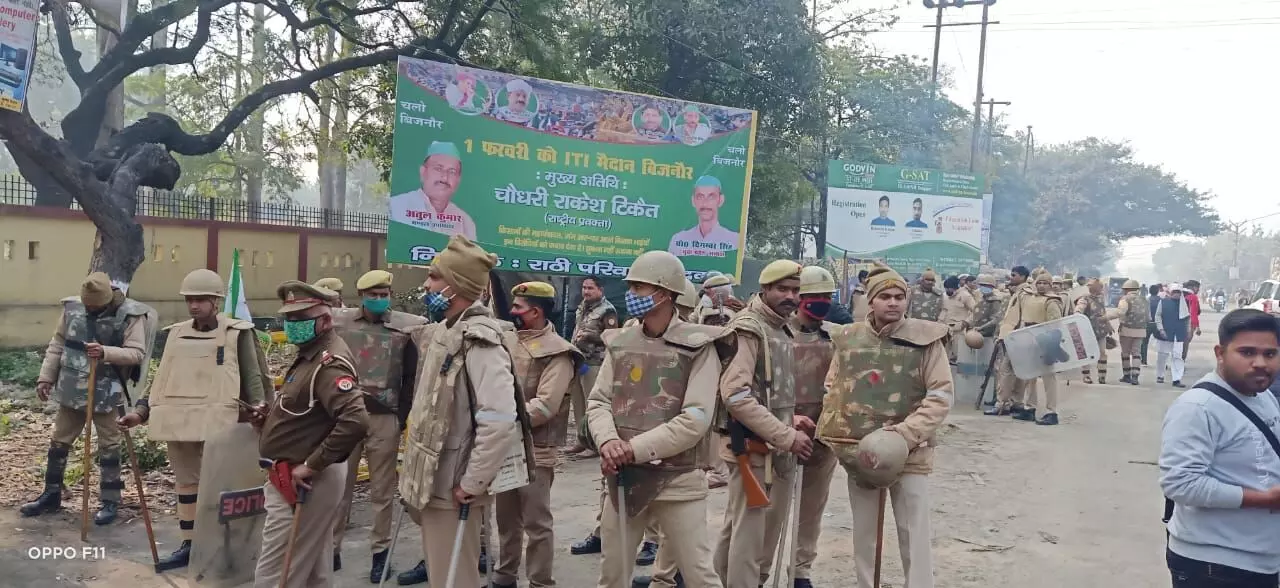 बिजनौर में महापंचायत स्थल पर जुटी भीड़ बिजनौर में महापंचायत स्थल पर जुटी भीड़