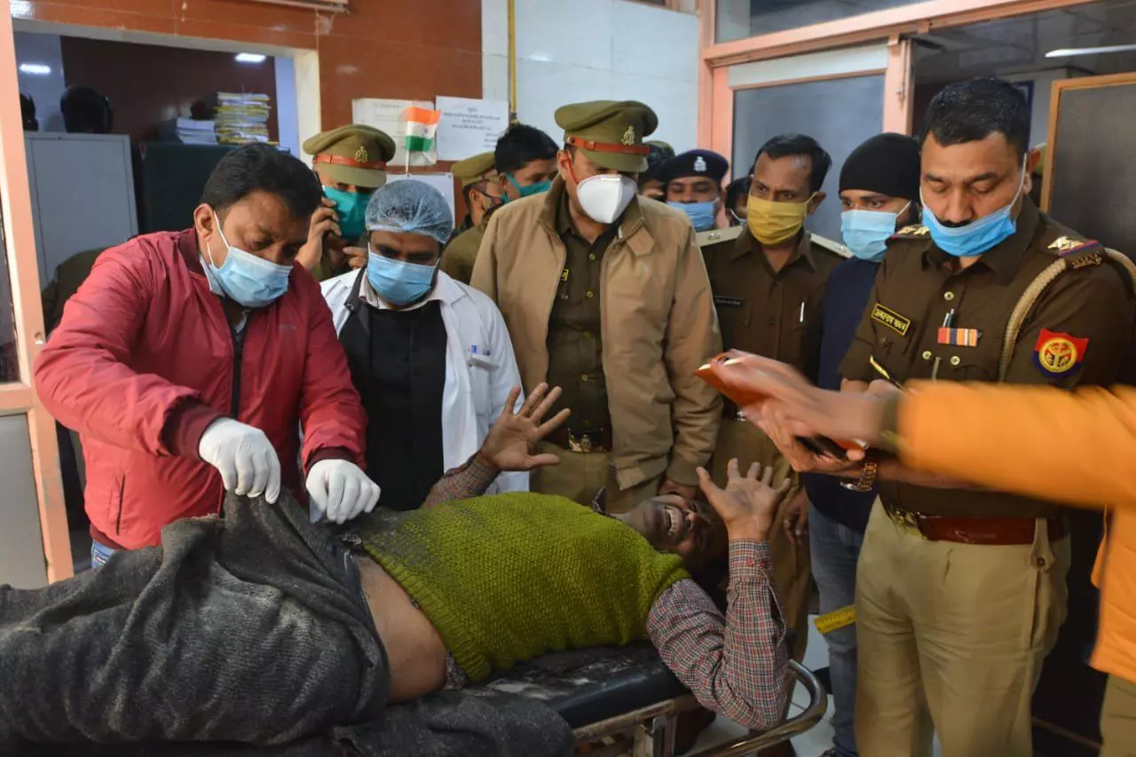 युवक ने किया विधानसभा के पास आत्मदाह का प्रयास युवक ने किया विधानसभा के पास आत्मदाह का प्रयास