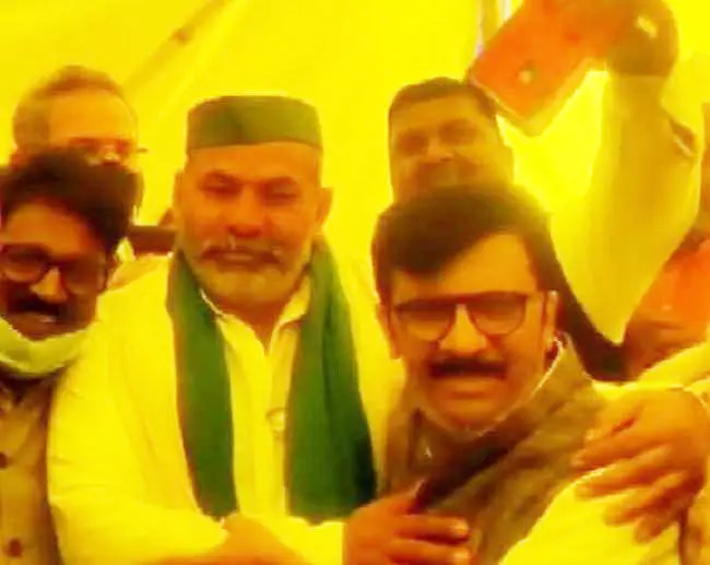संजय राउत ने राकेश टिकैत से की मुलाकात, बोले हर तरह साथ हैं संजय राउत ने राकेश टिकैत से की मुलाकात, बोले हर तरह साथ हैं