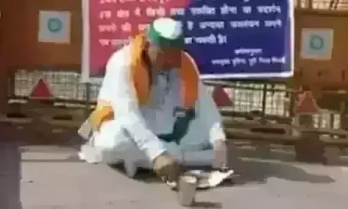 राकेश टिकैत का सडक पर बैठकर रोटी खाते फोटो हुआ वायरल राकेश टिकैत का सडक पर बैठकर रोटी खाते फोटो हुआ वायरल