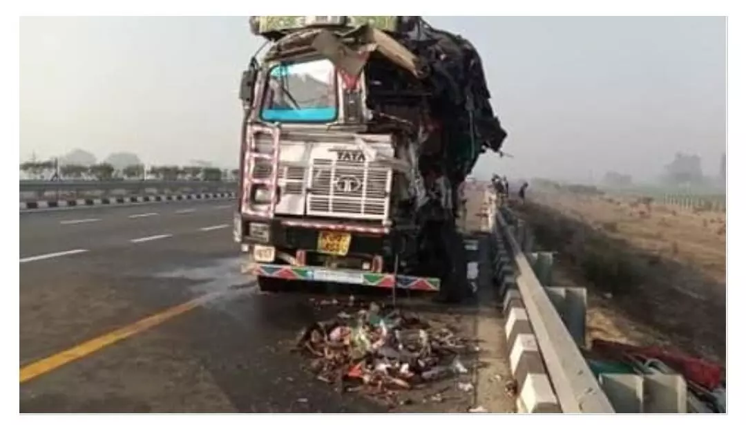 बेकाबू ट्रक से कुचलकर चार लोगों की मौत बेकाबू ट्रक से कुचलकर चार लोगों की मौत